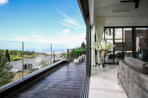 מעקות זכוכית