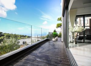 מעקה זכוכית למרפסת